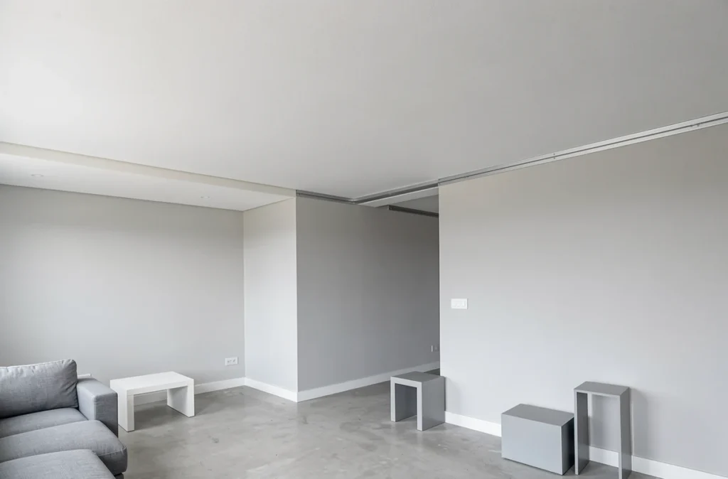 Salon moderne avec plafond tendu blanc mat installé à petit prix au m2