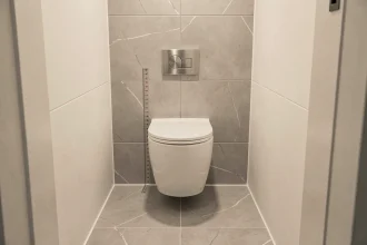 WC suspendu dans une petite salle de bain moderne avec espace de circulation mesuré de chaque côté